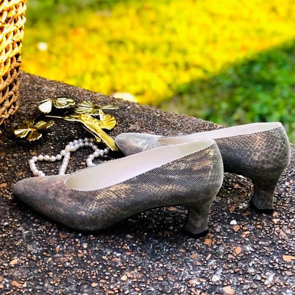 STUART WEITZMAN | 8.5 B | Gold Silver Cream Snake Low Pumps Kitten Heels Almond - Picture 12 of 16